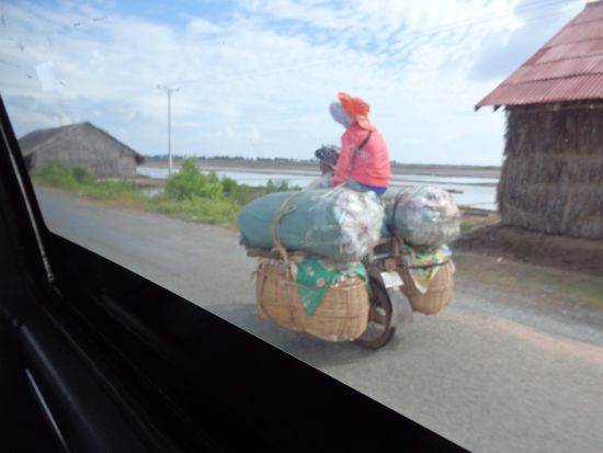 Die sind meistens so vollgepackt, dass der Beifahrer ganz oben, wie auf einem Thron sitzt.