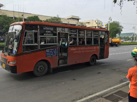 Das ist nicht unser Bus, aber die unklimatisierten sehen alle so aus.