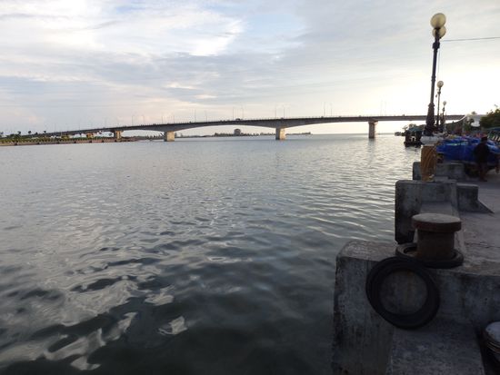 Der River To Chau mündet hier ins Meer.