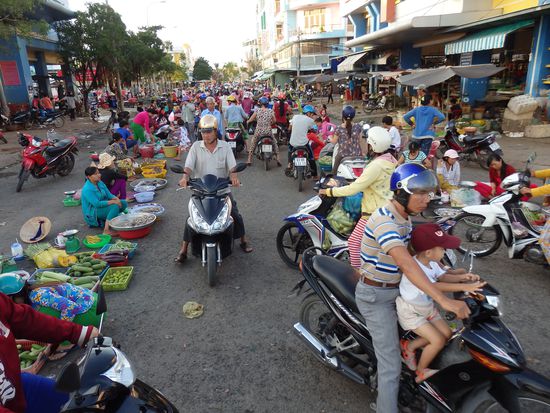 Man sieht kaum Autos, hier gibt es nur Roller.....