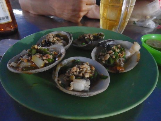 Wir haben auf dem Nachtmarkt wirklich super lecker gespeist, unter anderem diese Riesenmuscheln.