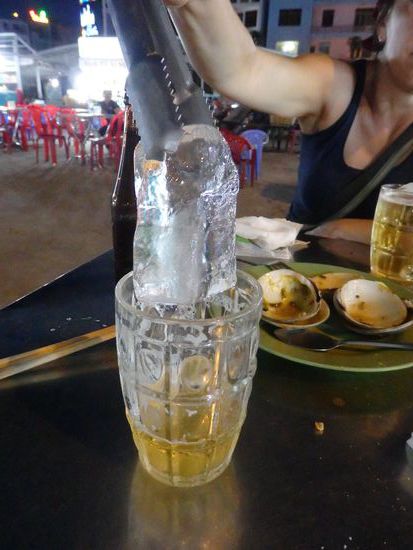 Die Eiswürfel hier passen kaum ins Glas....