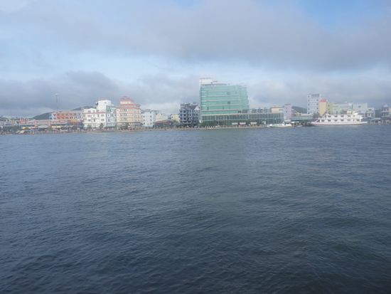 Vom Fähranleger kann man unser Hotel sehen.