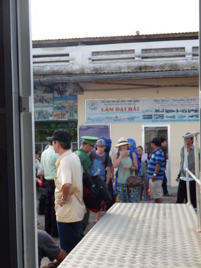 Von allen Nichtasiaten wird mal wieder genauestens der Ausweis überprüft beim Einchecken auf die Fähre.