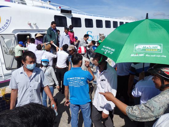 Das war es schon, Ankunft in Phu Quoc, hier werden wir dann doch wieder von Taxifahrern umlagert, aber nicht so aufdringlich wie bisher..... Wir nehmen uns ein Taxi an den Long Beach, hier fährt man sogar mit Taximeter, wir sind begeistert. Die Fahrt zum Long Beach hat 160000 Dong gekostet und es sind etwa 20 KM.