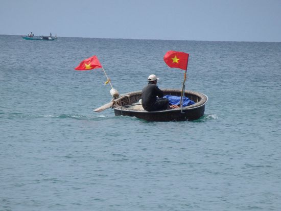 Runde geflochtene Boote, innen geteert mit selbstgebastelten Motor. Aufbruch, um was für das Fisch Barbecue einzuholen.
