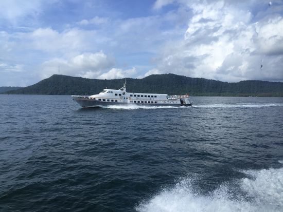 Um 7 Uhr werden wir am Resortabgeholt und zur Fähre gebracht, dann geht es direkt los Richtung Festland.