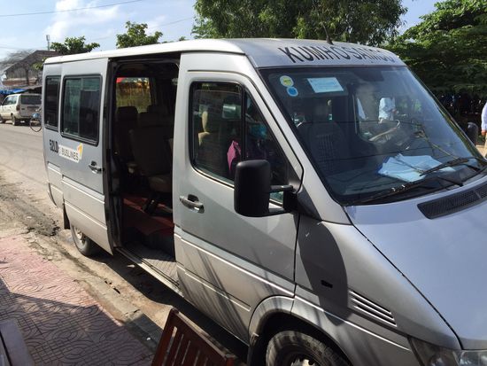 Am Fähranleger fragen wir uns durch, wie es weitergeht und werden zu diesem Kleinbus gebracht......