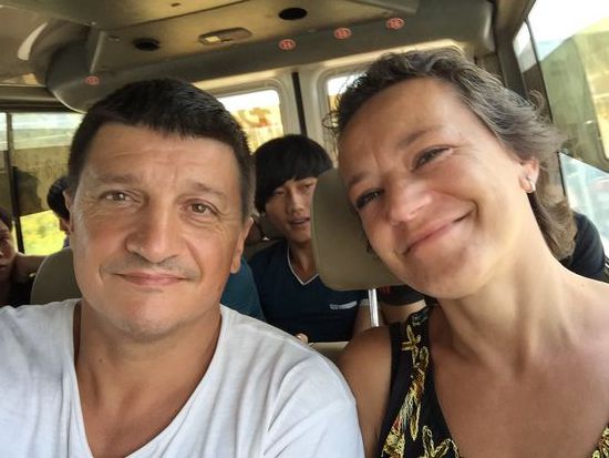 Wir haben Plätze......und freuen uns, weil das mal ein neuer schöner Bus ist.....