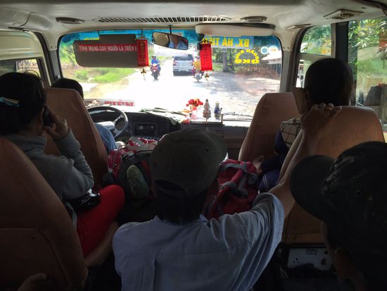 Ein Fahrer und 2 Busbegleiter, die ständig Pakete an Bushaltestellen, gegen Geld entgegennehmen und viele Kilometer weiter an einer anderen Haltestelle Wartenden wieder aushändigt. An jeder für uns unsichtbaren Haltestelle auf der Fahrt hat einer der Begleiter schon 20 m bevor wir hielten, schon bei offener Tür rausgerufen, sowas wie "tam tam tam" und wir sind einfach weitergefahren. Ich denke, es hieß: "Entschuldigung, aber wir sind voll, könnten Sie bitte den nächsten Bus nehmen." Oder so ähnlich.