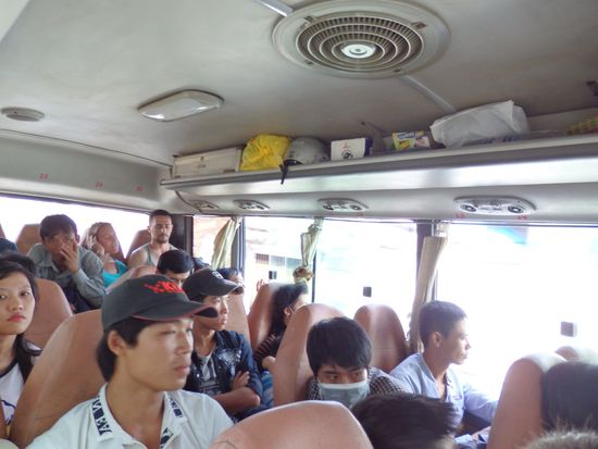 Außer einem Pärchen aus Frankreich waren nur Einheimische im Bus. Die Fahrt war sehr abenteuerlich, hier wird ohne Gnade überholt, egal ob Gegenverkehr ist, oder nicht. Entweder man macht Platz oder man bremst. Das wichtigste, was man hier beachten muss, dass die Hupe funktioniert, weil sonst ist man hier verloren. Wie durch ein Wunder sind wir heil angekommen und kein anderer Verkehrsteilnehmer ist durch uns zu Schaden gekommen. Darüber sind wir sehr glücklich.