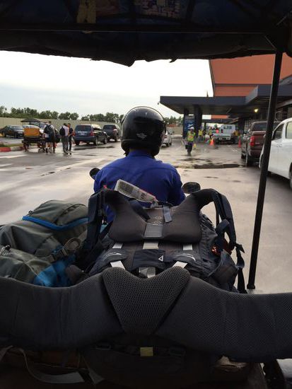 Wie versprochen hat der Tuktuk Fahrer von der Villa auf uns gewartet, er hielt das Schild hoch mit Bernds Namen und hat bis zu den Ohren gestrahlt, als wir auf ihn gezeigt haben. Also ab ins Tuktuk und los geht die Fahrt.