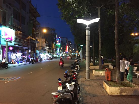 Hier an der Uferpromenade ist mehr der touristische Bereich. Schön und sehr belebt.
Sobald es dunkel wird, erwacht die Stadt zum Leben. Um 23 Uhr ist dann aber schon die Stadt menschenleer und fast alle Kneipen und Restaurants haben schon geschlossen.