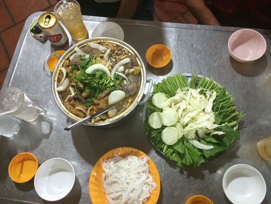 Wir hatten einen Hot Pot zusammen gegessen und haben mit Getränken 150000 Dong bezahlt, war sehr lecker. Ein Hot Pot ist einen gekochte Brühe aus Gemüse, Rind, Huhn oder Schwein man gekommt frisches rohes Gemüse und Reisnudeln und verschiedene Soßen dazu und los geht's. Das Gemüse wird, wie beim Fondue kurz gegart und dann gegessen.  Es war sehr lecker und wir haben es nicht geschafft alles aufzuessen.