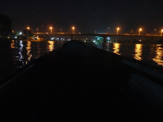 Abfahrt noch im Dunkeln, die wenigsten Boote fahren hier mit Licht, wir hatten auch keins.