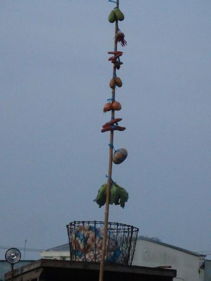 Jedes Boot, das Ware anbietet, hat auf einem Mast alles aufgehängt, damit man von Weitem schon sieht, was er verkauft. Somit steuert man auch nur die an, die das haben, was man braucht.
