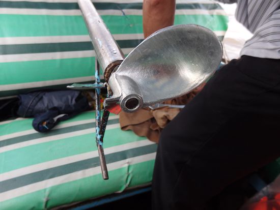 Durch den vielen Müll, der im Fluss rumschwimmt, musste unser Fahrer ständig Plastiktüten oder Schnüre jeglicher Art, seine Schraube davon befreien, um weiterfahren zu können. Und fast gegen Ende der Fahrt, ist ihm die Schraube auch noch gebrochen. Ich glaube es war ein größeres Stück Holz.