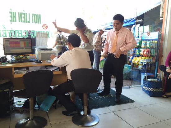 In der Wartehalle wird jeder Bus über ein Mikrofon angesagt, natürlich in vietnamesich, irgendwann wurden wir dann von einem Mitabeiter auch noch an den Bus gebracht..... wie immer, das Reisen ist eben einfach hier.