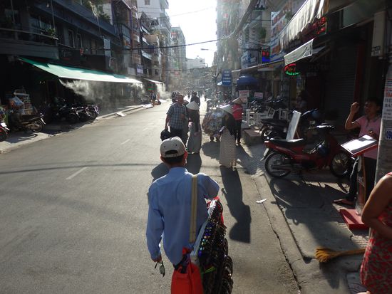 Wenn man am Straßenrand in der ersten Reihe sitzt, geht das in einer Tour .... verkauf von Sonnenbrillen, Ketten, Armbänder, Fächer, Kaugummis ..... Und dann wieder von vorn. Wenn man nichts kaufen will, ignoriert man sie am besten komplett.