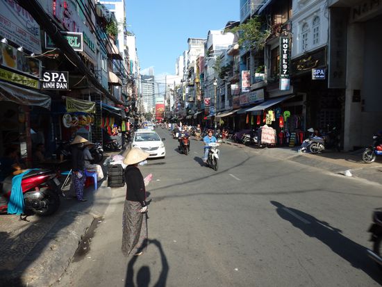 Mittags sieht es in der Hauptpartymeile noch ganz friedlich aus.