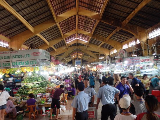 Bestimmt würde man hier das ein oder andere gerne kaufen, wenn die Verkäufer nicht so aufdringlich wären. Sobald man sich für 1 Produkt interessiert, bekommt man gleichzeitig 5 andere unterbreitet, sodass man dann schnell die Lust am einkaufen verliert.