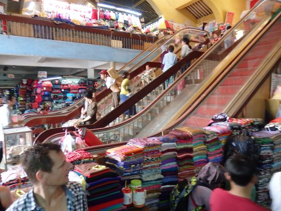 Es gibt zwar ne Rolltreppe, die wurde aber schön mit einem roten Teppich verkleidet und teilweise mit Ware zugstellt.