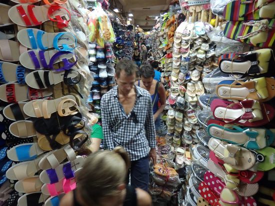 Die Gänge zwischen den Ständen sind so eng das man sich richtig durchpressen muss.....