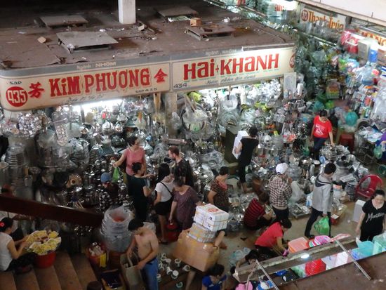 Haushaltswaren, Gewürze, Kleidung und Lebensmittel...... auf diesem Markt gibt es einfach alles. Hier wird eher in Großpackungen gekauft. Vieles ist schon 10-er-weise gepackt.
