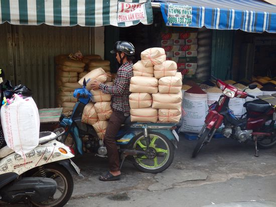 Hier wird gerade Reis zur Auslieferung beladen.