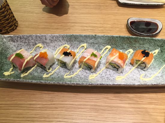 Da wir Anfänger sind, was Sushi betrifft, haben wir uns mal ne gemischte Platte bestellt und waren mit der Auswahl sehr zufrieden. Das war sicher nicht das letzte mal, dass wir Sushi essen waren.