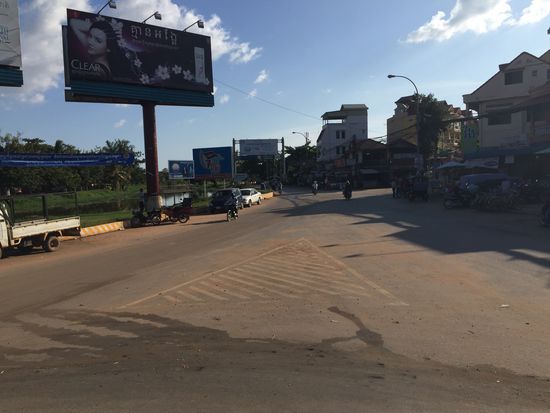 Garküchen, wo Einheimische essen sind unser Ding, auf dem Bild rechts, da haben wir mehrfach gegessen.