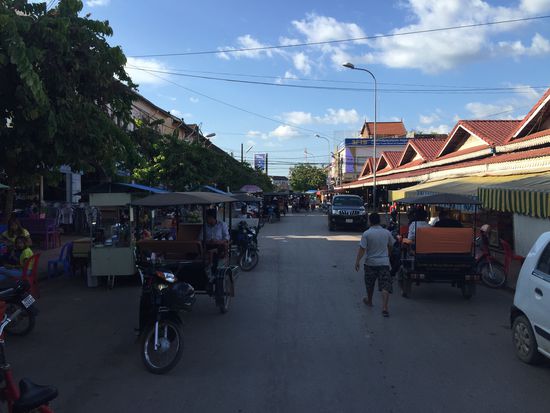Da zu wenige Touristen da sind, sind die Tuktuk Fahrer ebenfalls aufdringlich, aber immer nett, wenn man anlehnt.