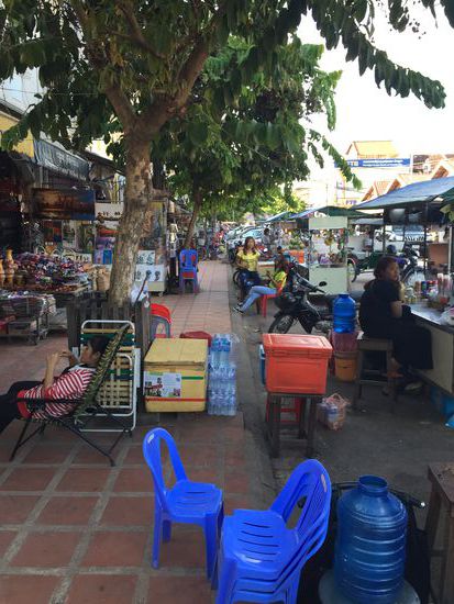 Langeweile.... Zu wenig los hier. So ein Arbeitstag für einen Angestellten in ner Kneipe, Restaurant oder sonst wo, beginnt meist um 10 Uhr morgens und endet um 1 Uhr in der Nacht.