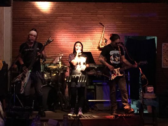 Wir durften eine tolle Band genießen, mit einer super guten Sängerin.....