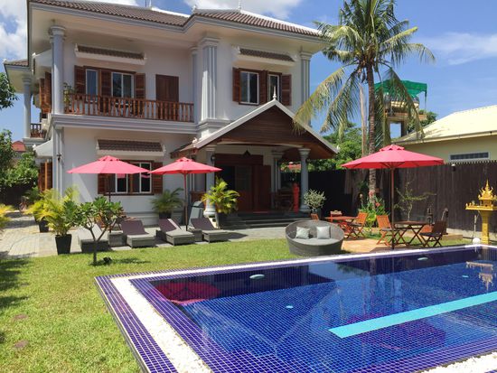 Die Villa B. ist eine Unterkunft mit 4 Doppelzimmern, die man mit 8 Personen auch komplett mieten kann, mit Personal für 250$ bis 500 $ am Tag, je nach Saison.
Das Konzept der beiden Betreiber ist einfach super! Florian und Pascal haben hier eine kleine Oase geschaffen die in dieser lebhaften Kleinstad einmalig ist. Ein wunderbarer Ort zum Ausruhen und Relaxen..... Mit tollem Service, ob Tour organisieren oder Essen bestellen, man wird bestens versorgt.