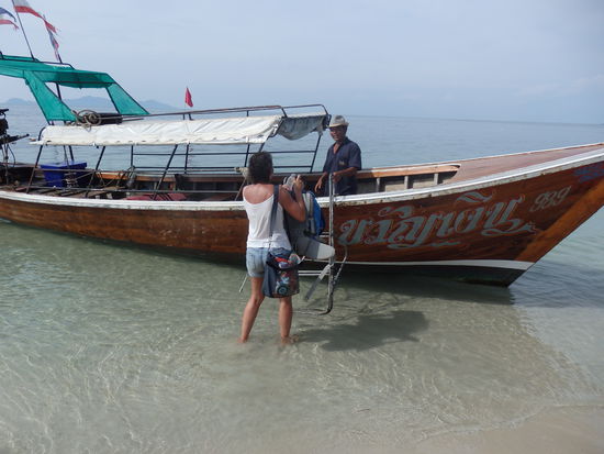 Also 9 Uhr 30 der PickUp klappt super, wir werden mit einem Longtail Boot direkt bei uns am Resort abgeholt, hier auf den Inseln gehen die Transporte nur per Boot.