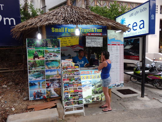 Hier der Tourstand vor dem Hotel.