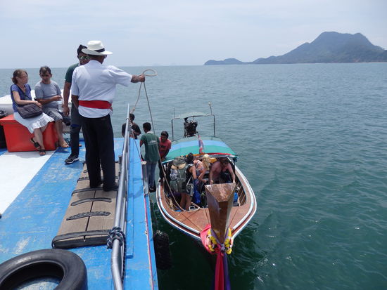 Ko Jum, die Insel wird nicht angefahren, hier muss man auf See umsteigen in eine kleineres Zubringer Boot das einen direkt zu den Resorts bringt.