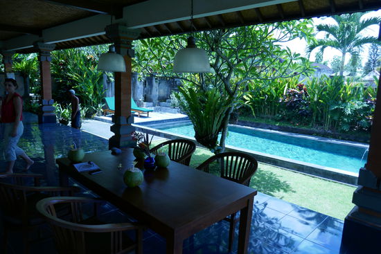 Auf unserer überdachten Terrasse wurde uns das Frühstück serviert.