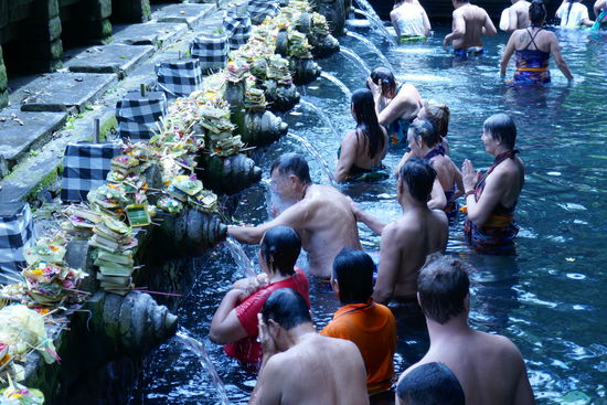 Ein Becken mit 13 Quellen, davon sind die letzen beiden (rechts) tabu.
Das Ritual wir von den Gläubigen so abgehandelt, dass sie an jeder Quelle 3 mal das Gesicht waschen und dann 3 schlucke Wasser trinken. Diese Ritual dient der Reinigung und Stärkung.