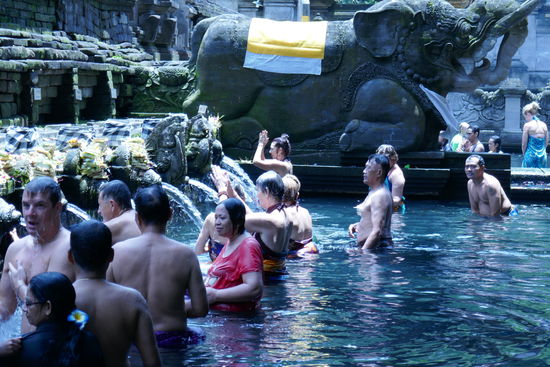 Um, Tempel in Indonesien betreten zu dürfen, muss immer ein Sarong getragen werden. Diesen kann man kaufen oder gegen eine Spende leihen.