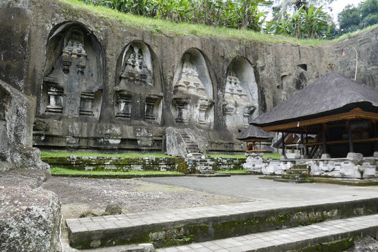 Gunung Kawi ist ein Bestattungstempel eines Königs und seiner Familie, den man über 286 Stufen, zuerst hinter, in einer Schlucht besichtigen kann. Das ganze mussten wir auch wieder hinauf. Soviel zum Thema Extremsport. Rechts und links von den Stufen gibt es Stände mit Souvenirs, Knochen und Holzschnitzereien, Schmuck und kalte Getränke.