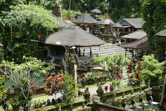Hier ein Stop auf unserer Rollertour, noch ein Tempel mit sehr gepflegter Anlage, wir haben nur von der Straße aus draufgeschaut.