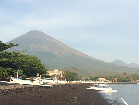 Blick von unserem Strand auf den höchsten Vulkan auf Bali. Gunung Agung ist 3.031 m hoch. Wir sind nicht hinaufgestiegen.