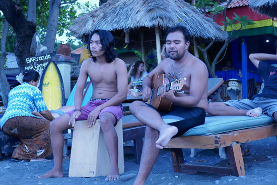 Bei einem schönen Strandpaziergang haben wir die Bar mit Livemusik entdeckt und sind dort bei Cocktails und Bier bis nachts hängengeblieben. Wir wurden angehalten mitzusingen, was wir auch gerne getan haben. Der eine Musiker hat mir versprochen, bis zum nächsten Abend "Viva la Vida" zu lernen. Wir sind dort nicht mehr hingekommen.