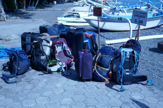 Warten auf die Überfahrt nach Gili Meno. Das Gepäck wurde nach Reiseziel sortiert.
