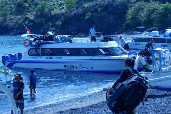 Hier irgendwo hat Angelika ihre Sonnenbrille verloren, falls mal jemand dort vorbei kommt, bitte wieder mitbringen. 
Kofferträger bringen unser Gepäck auf das Boot. Gleich kann man sehen, dass wir über die Bugseite auf das Boot steigen mussten. Wir hatten damit keine Probleme.