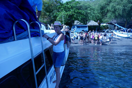 Spannend auf so einer schmalen Reling entlang zu balancieren. Wir konnten uns auf dem Boot die Plätze ganz vorne sichern, somit konnten wir besser sehen und uns mit dem Kapitän unterhalten. Wir freuen uns auf die Gilis.