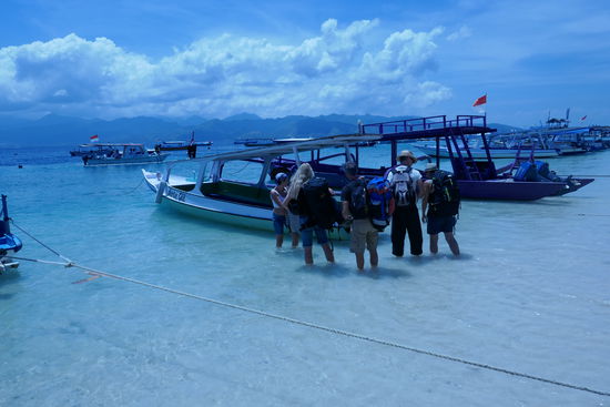 Mit einem kleinen Boot geht es rüber nach Gili Meno.