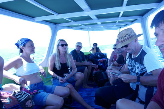 Für uns 6 Deutschen hat er 450.000 Rupiah abkassiert, kurz vor der Abfahrt hat er noch 3 Franzosen mitgenommen, die haben sicher das gleiche oder sogar mehr gezahlt.